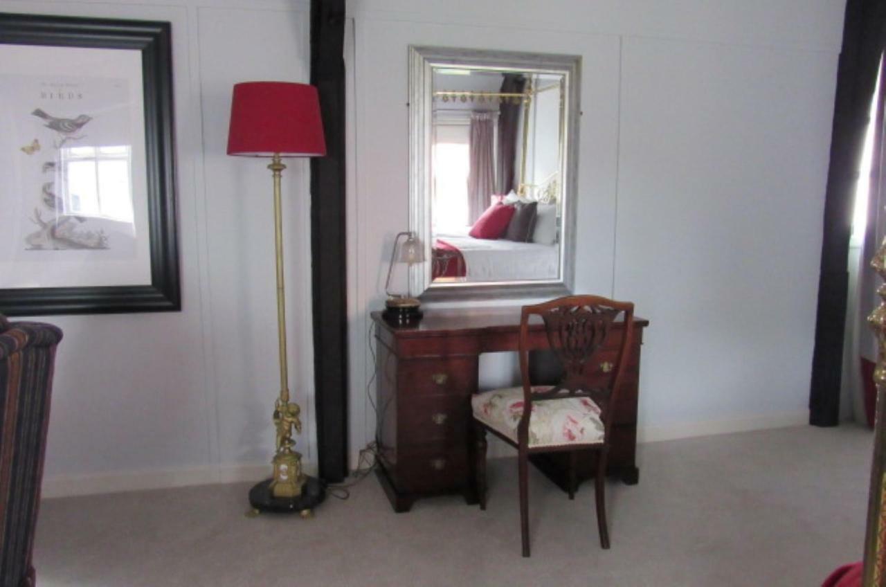 The Old Vicarage Hotel & Restaurant Bridgwater Exteriér fotografie A dressing table
