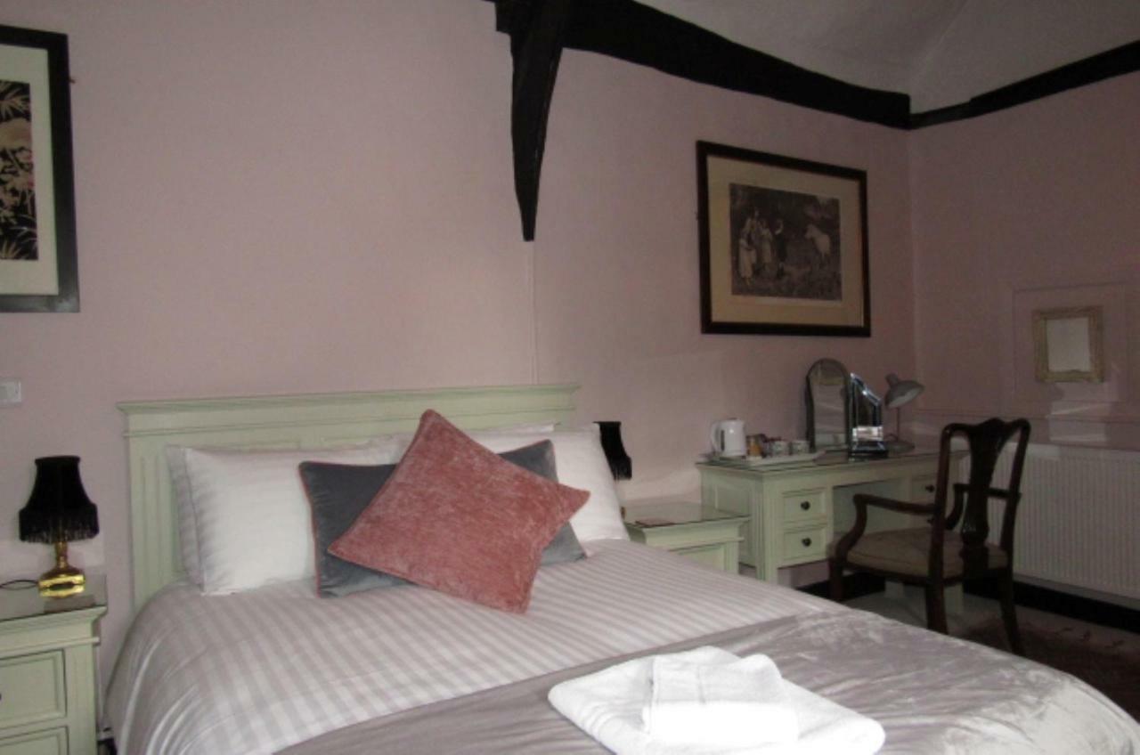 The Old Vicarage Hotel & Restaurant Bridgwater Exteriér fotografie A bedroom at the hotel
