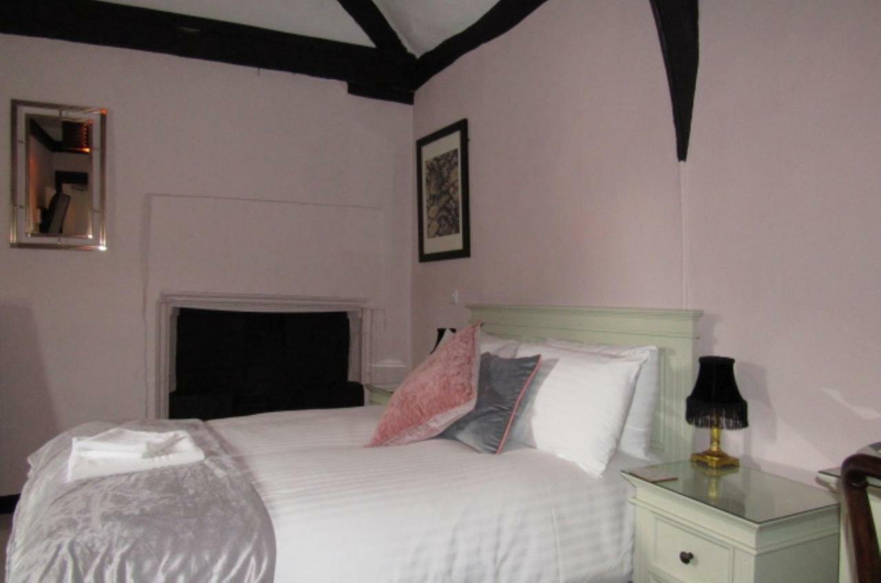 The Old Vicarage Hotel & Restaurant Bridgwater Exteriér fotografie A bedroom at the Old Mill